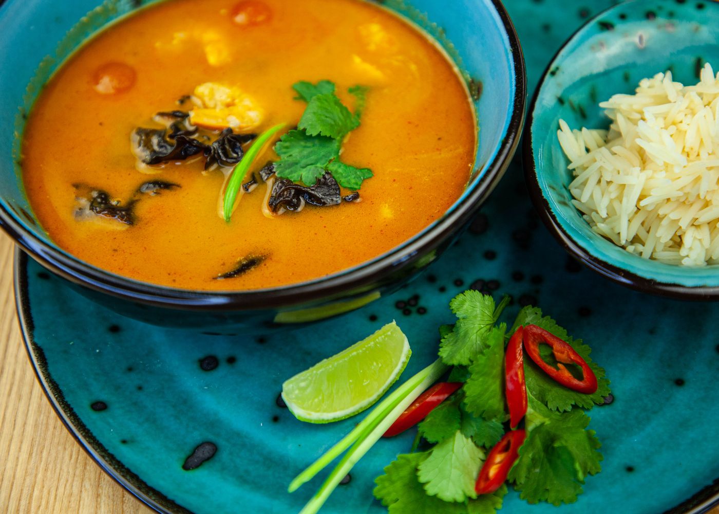 Thai curry with rice, fresh lime and chilli